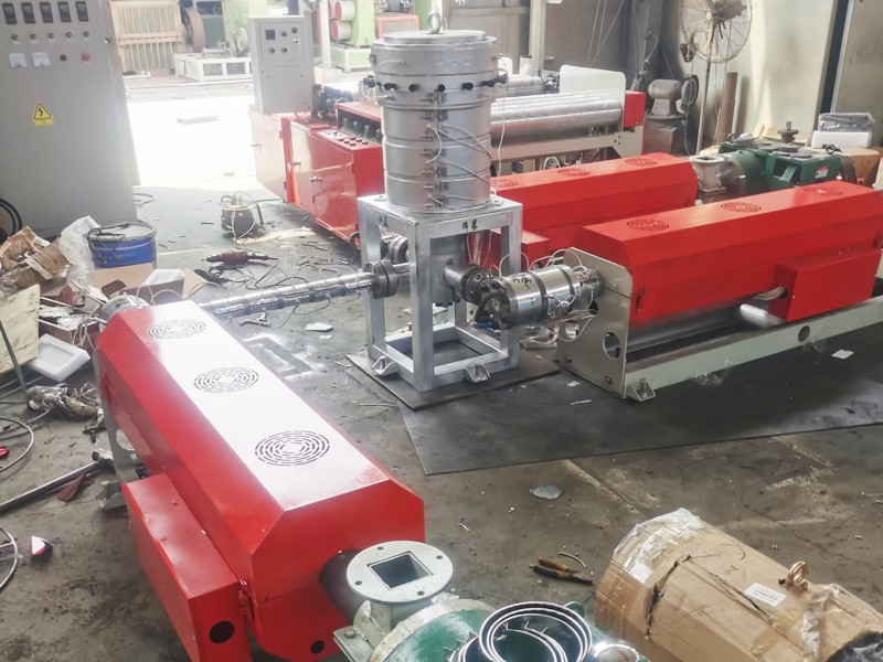 三层共挤式吹膜机组主机部分